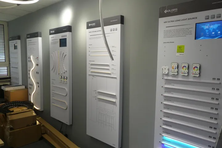 9x Muster-Wand mit Deckenbeleuchtung